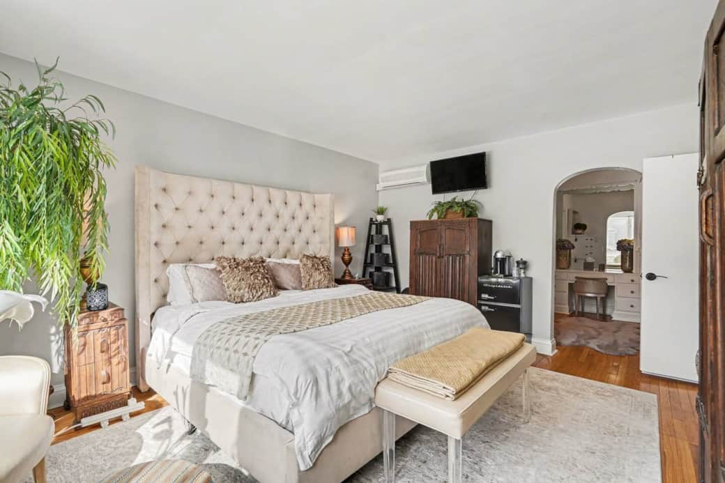 Executive suite with Queen bed and dedicated workspace. Ideal for professionals or medical residents