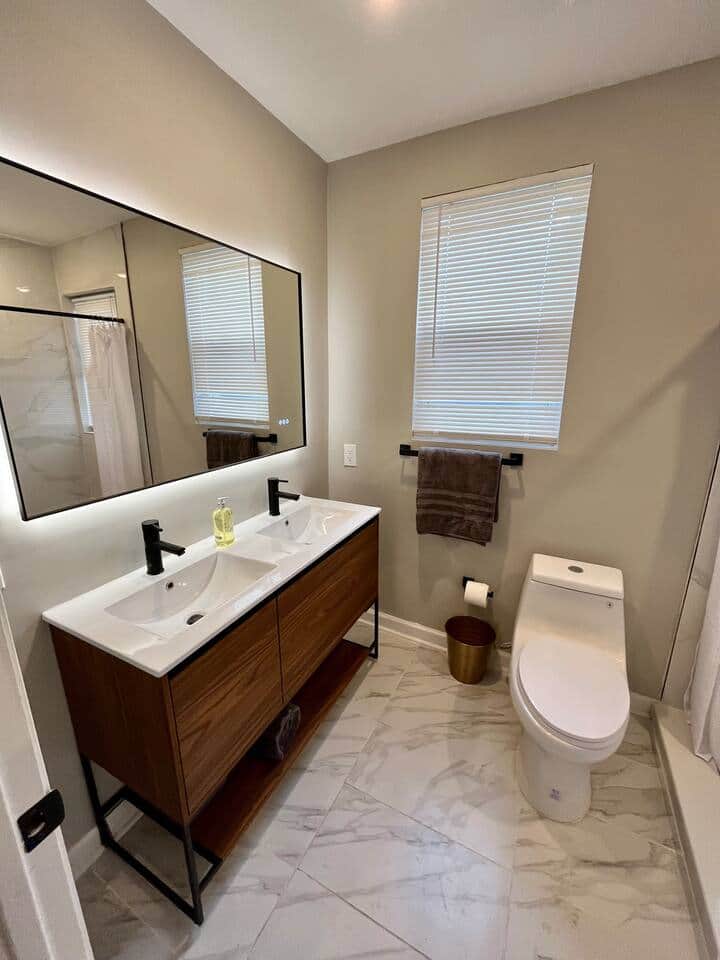 Updated bathroom with double sink vanity, lighted mirror, all tiled shower ,blacked out fixtures.
( towels and essential included)