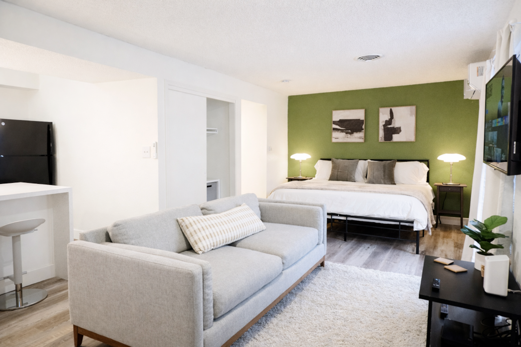 Stylish studio apartment in an unbeatable city location, perfect for work or play. Stylish studio apartment in an unbeatable city location, perfect for work or play.
