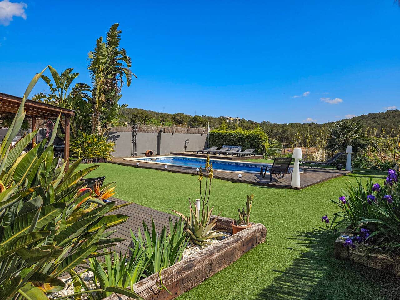 Private pool with surrounding mountain views