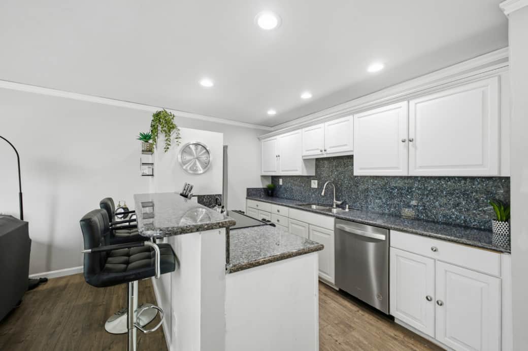 Fully Equipped Kitchen - Breakfast Bar