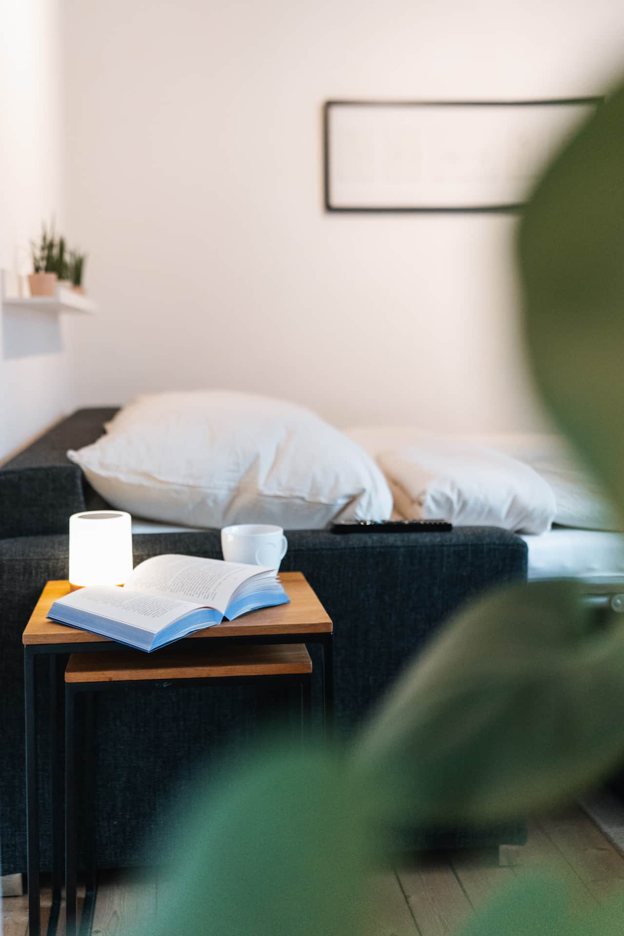 Ausgezogene Schlafcouch im Wohnzimmer – zusätzlicher Schlafplatz für den dritten und vierten Gast.