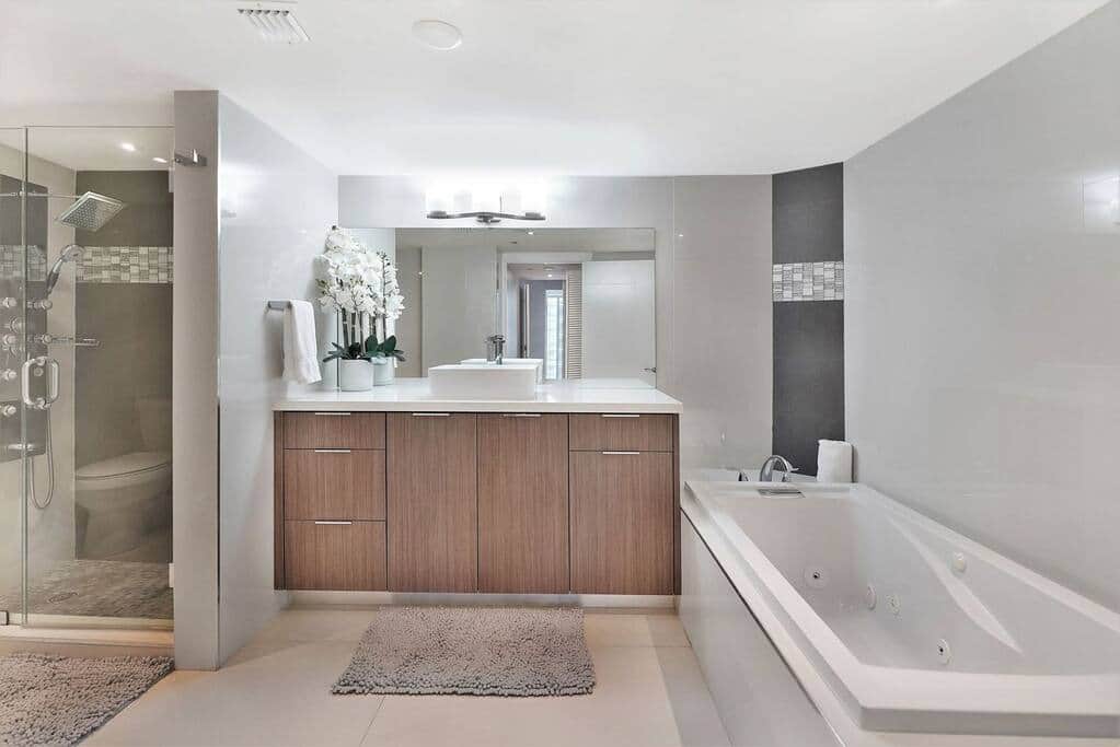Large master bathroom, Separate bathtub, walk in shower