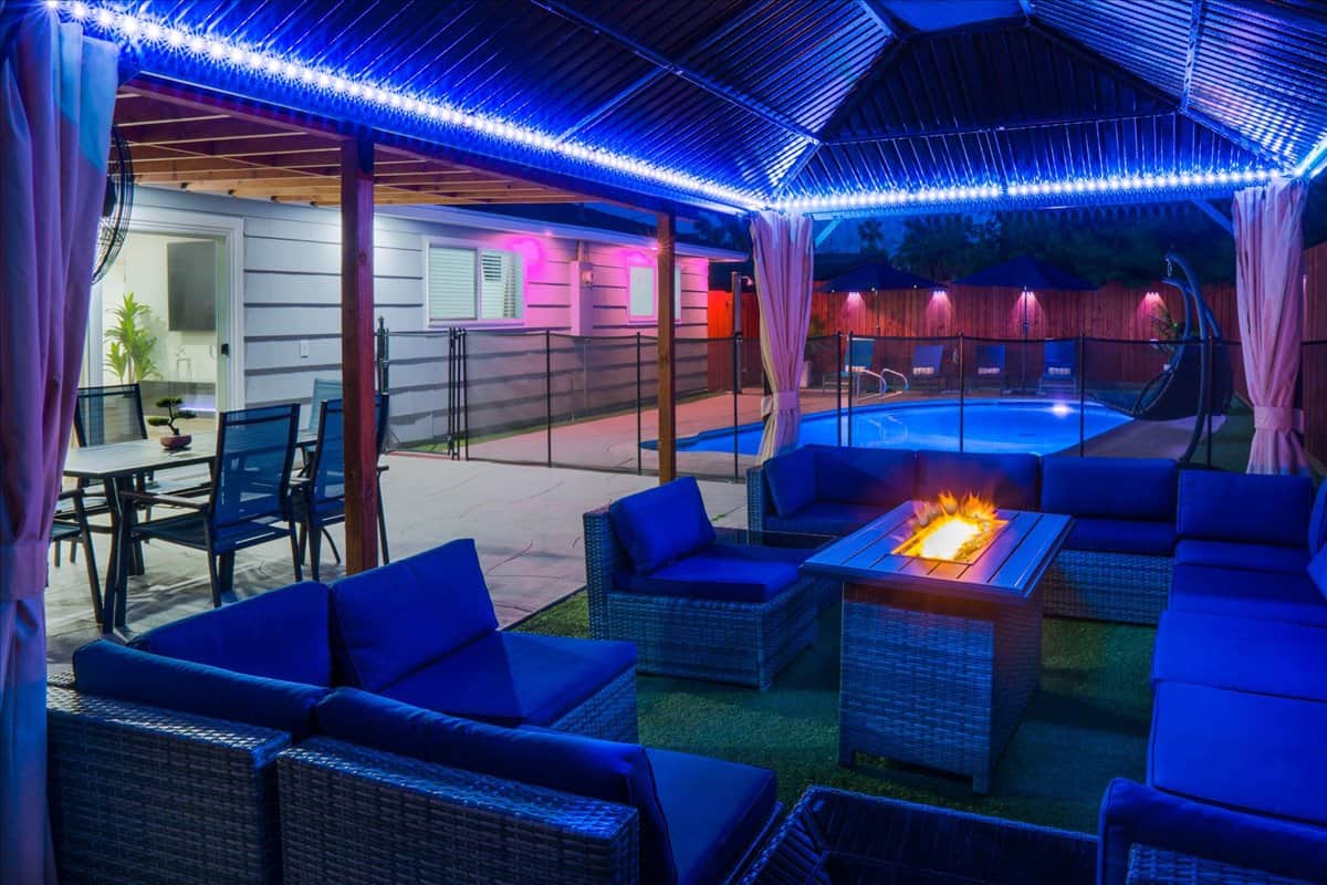 ✨ Private Vegas oasis just minutes from the Strip! Enjoy resort-style lighting, a sparkling pool, cozy fire lounge, outdoor dining, and relaxing covered patio spaces designed for unforgettable nights at West Star Retreat. ️
