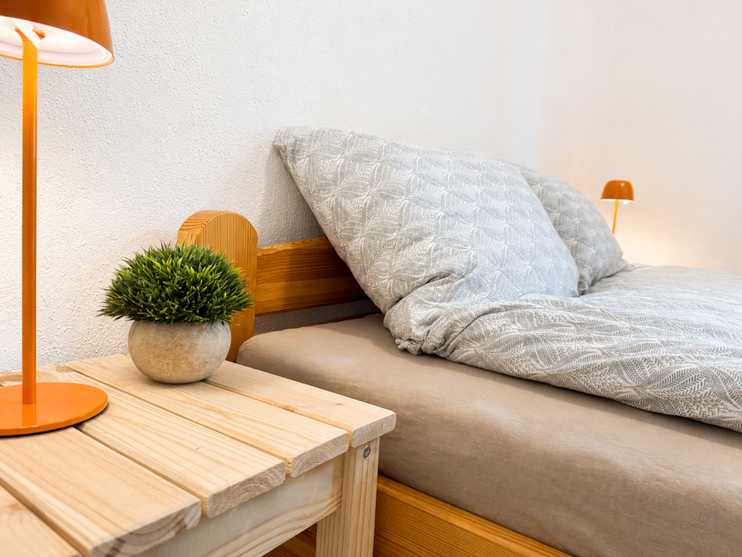 Schlafzimmer 1 mit Nachtkästchen und Nachtlicht