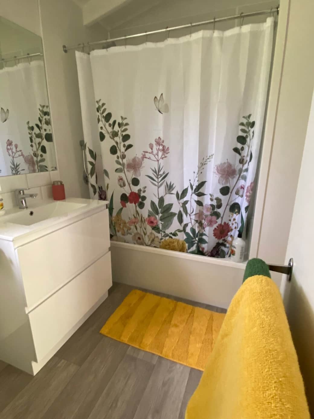 Upstairs bathroom with bathtub, perfect after a day on the bay