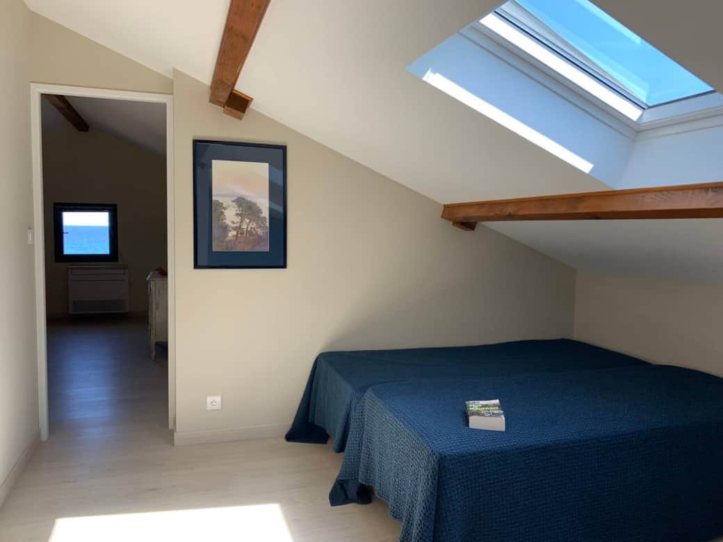 2 lits simples installés dans une grande mezzanine ouverte vers un escalier , climatisation, chauffage , placard de rangement et toilettes au même niveau . 2 lits simples installés dans une grande mezzanine ouverte vers un escalier , climatisation, chauffage , placard de rangement et toilettes au même niveau .