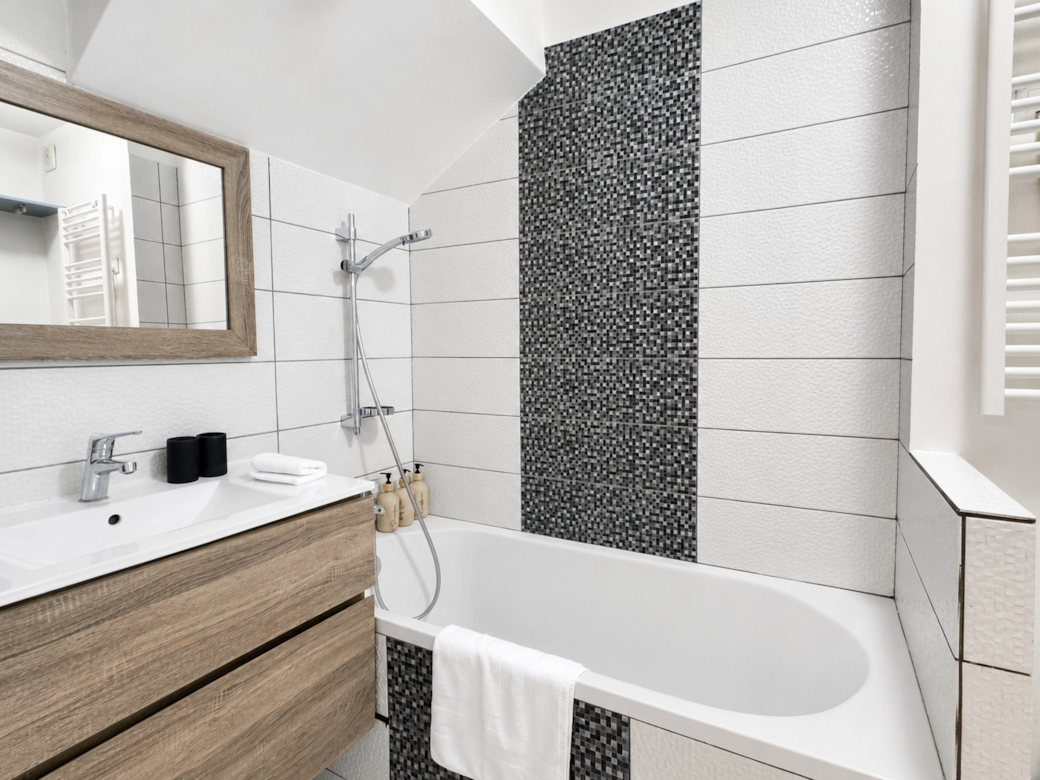 Salle de bain moderne de L’Emeris avec baignoire et douche