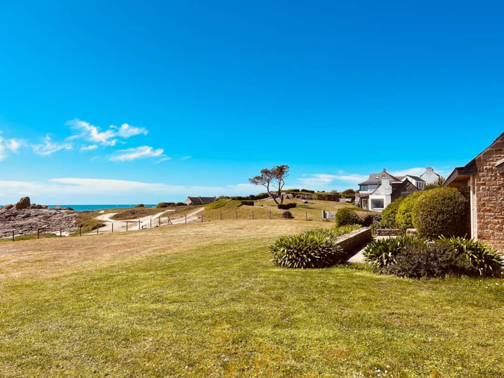 Jardin vue mer au bord de la plage 