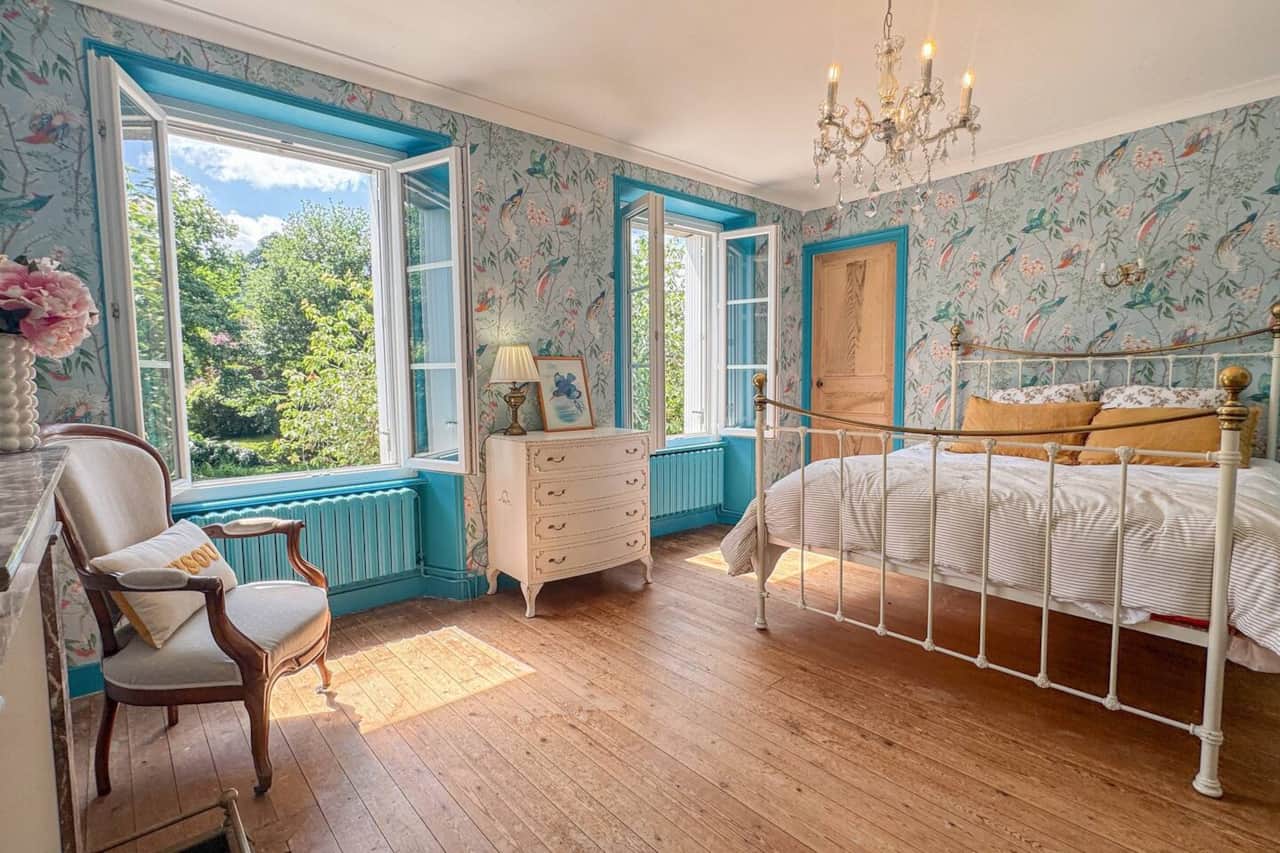 Chambre lumineuse avec lit double, salle d’eau privative et vue sur la rivière