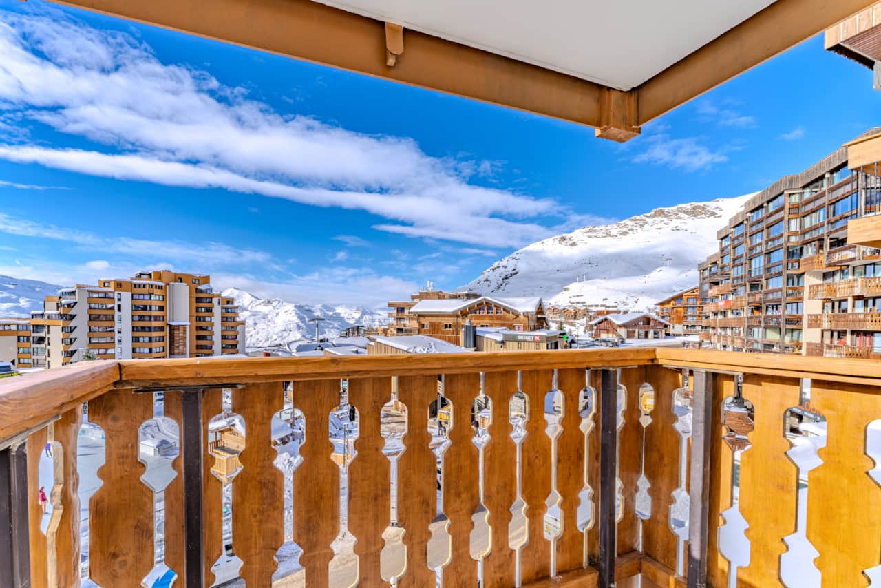 Terrasse avec vue sur la station et les montagnes — Wooden Paradise, Val Thorens