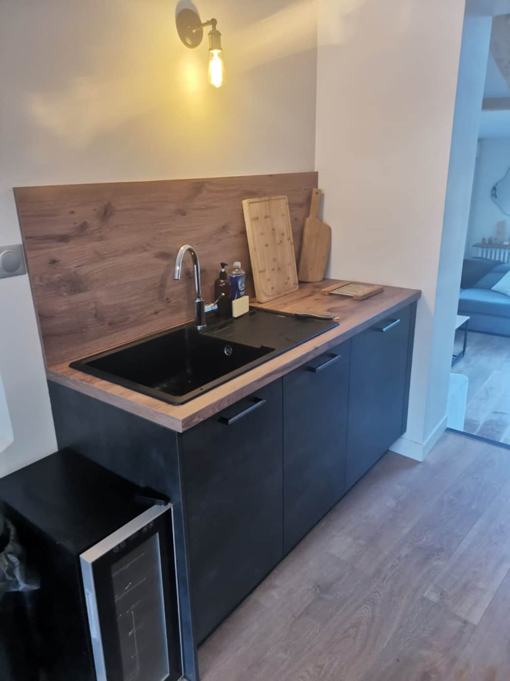 Grande cuisine avec four, plaques et lave-vaisselle