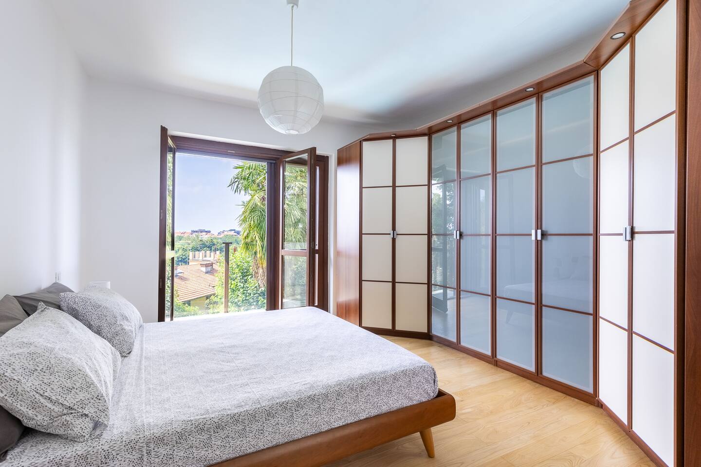 Ampia camera da letto con letto Queen-size e capiente guardaroba