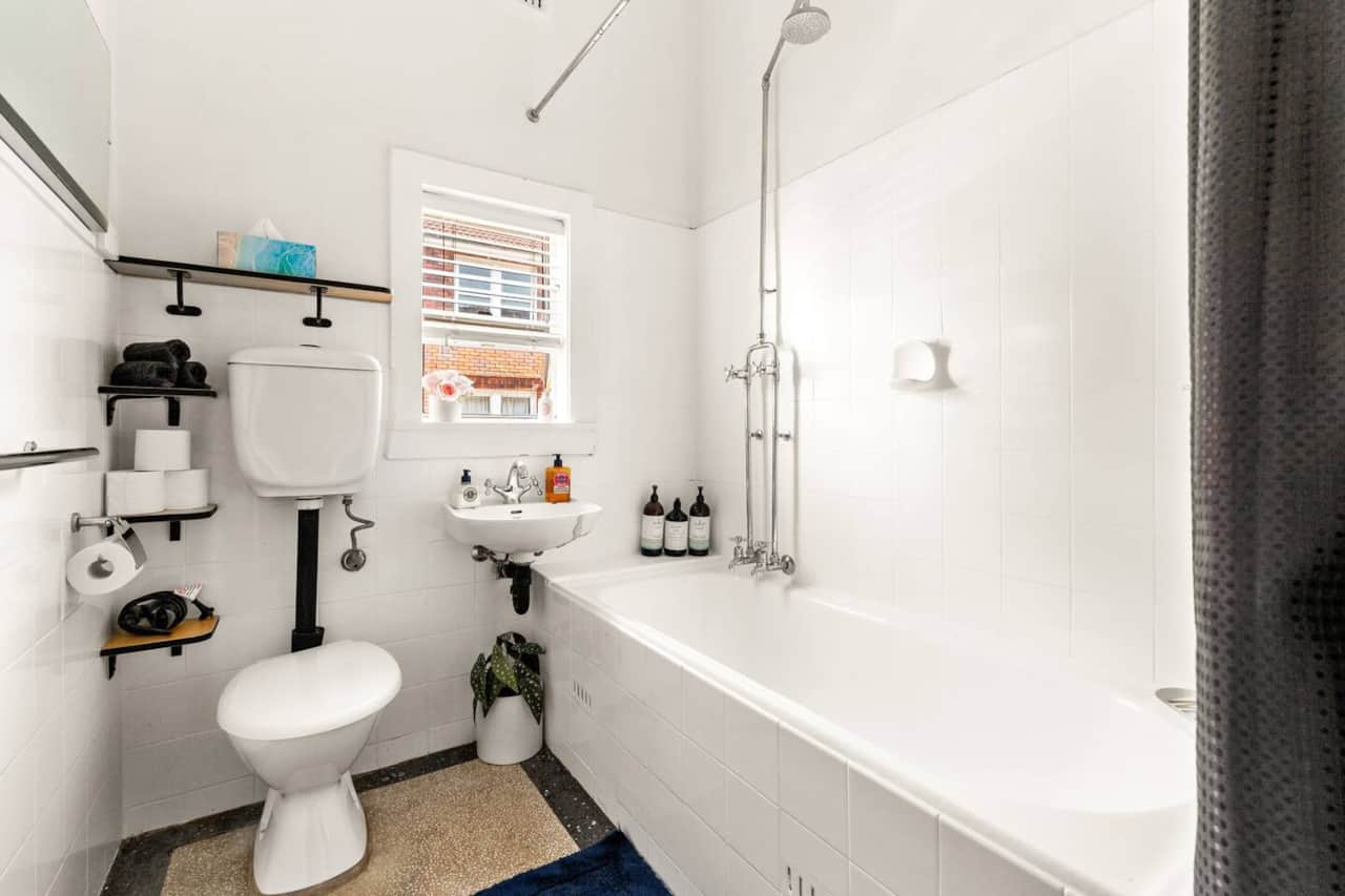 After a long day at the beach have a nice relaxing bath, coplimentary bath salt/bath bomb, shampoo/conditionner/shower gel