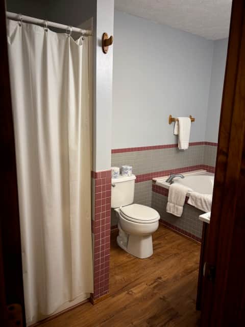 Bathrom (seperate shower)