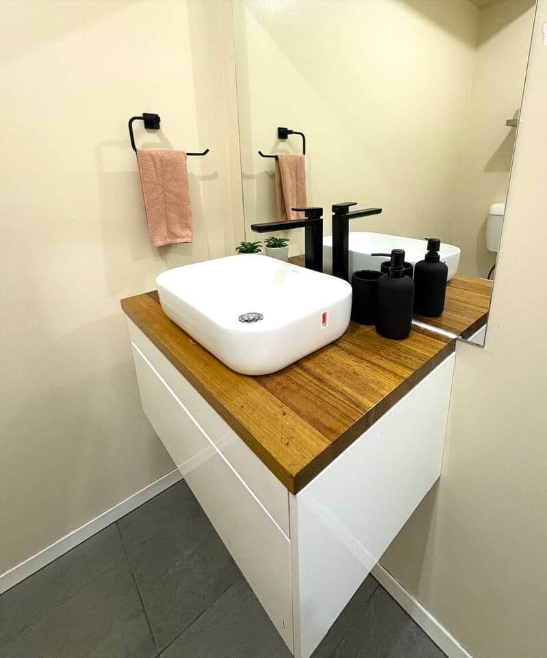 RoantreeHouse Pub View Bathroom