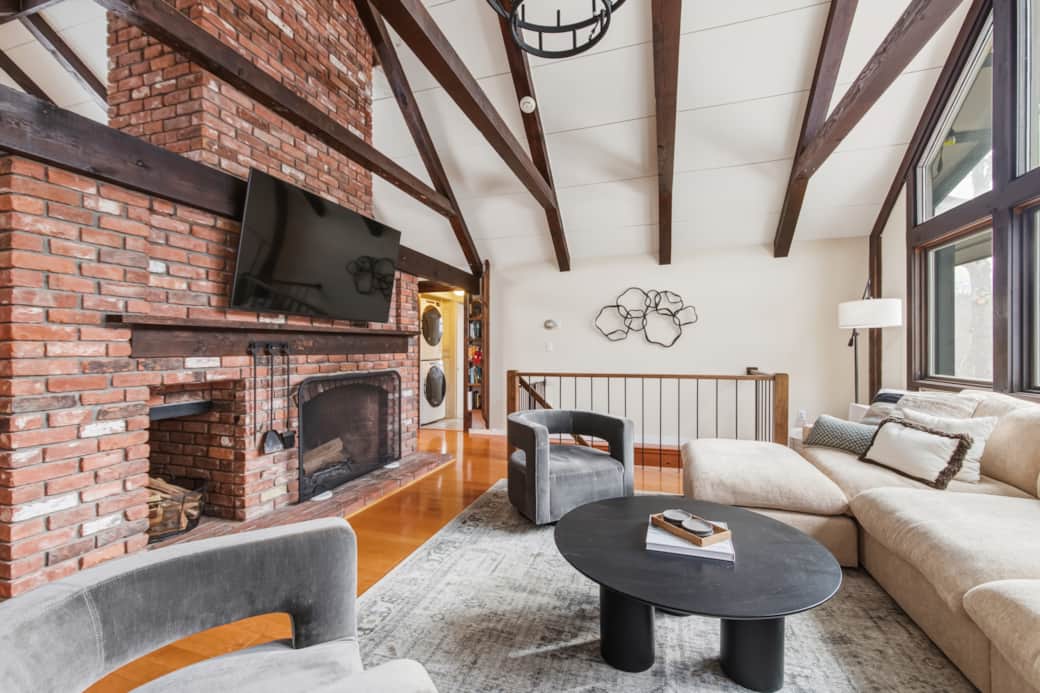 Spacious living room with vaulted ceilings and cozy fireplace Spacious living room with vaulted ceilings and cozy fireplace