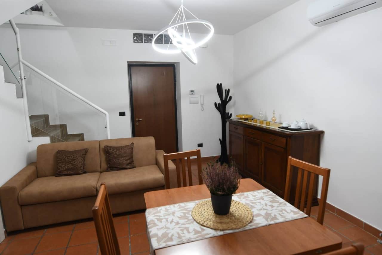 Ingresso principale, con accesso nel soggiorno/cucina