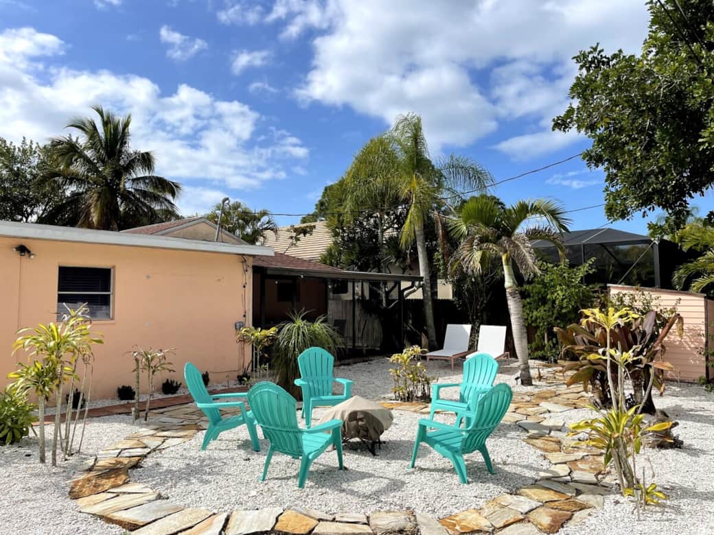 Outdoor paradise, lounge chairs/fire pit plants, birds, blue sky and sun! Outdoor paradise, lounge chairs/fire pit plants, birds, blue sky and sun!