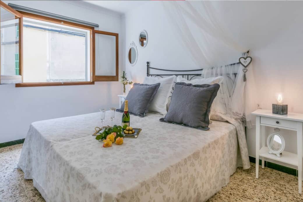 Chambre lit king size au rez-de-chaussée