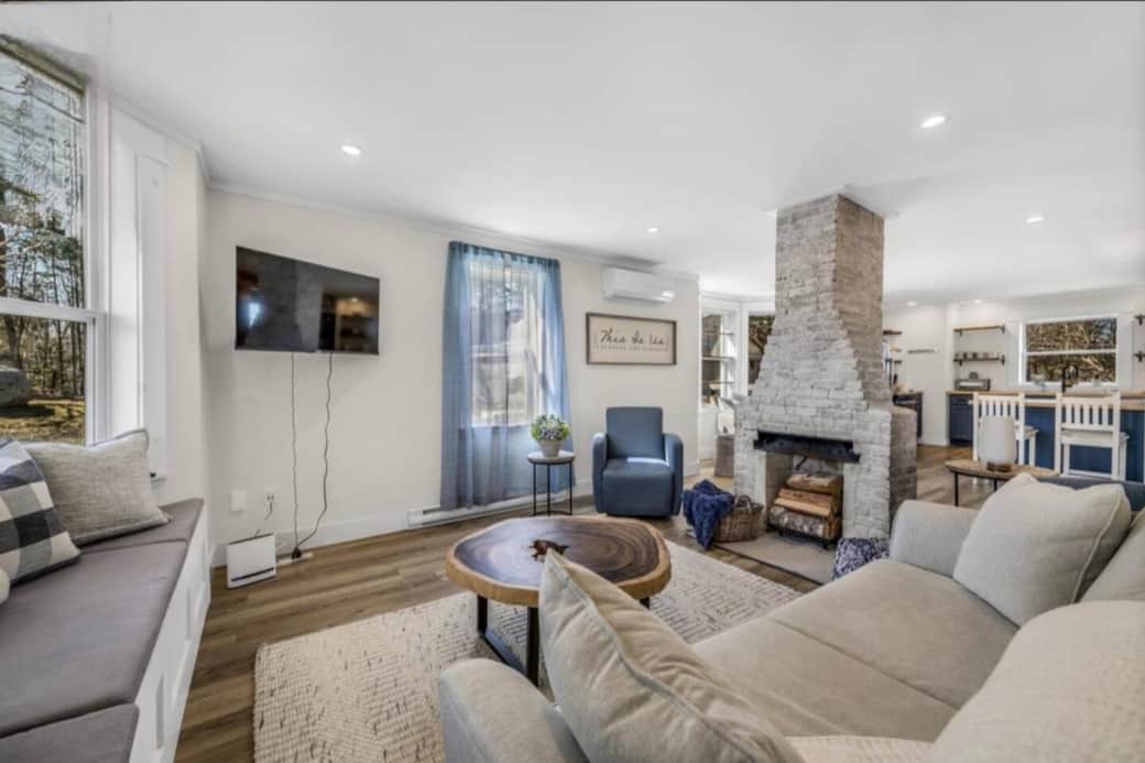 On the main floor you’ll find a clock and TV. A cozy reading nook perfect for relaxing and a decorative fireplace adds charm to the space. Key holders are provided for easy organization, and throw blankets are available to keep you comfortable.