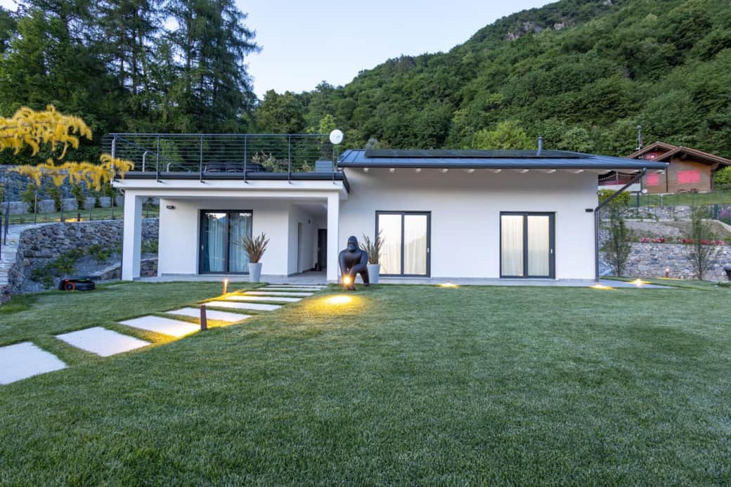 Atmosfera unica al tramonto con vista sulla villa e sul paesaggio naturale circostante Atmosfera unica al tramonto con vista sulla villa e sul paesaggio naturale circostante