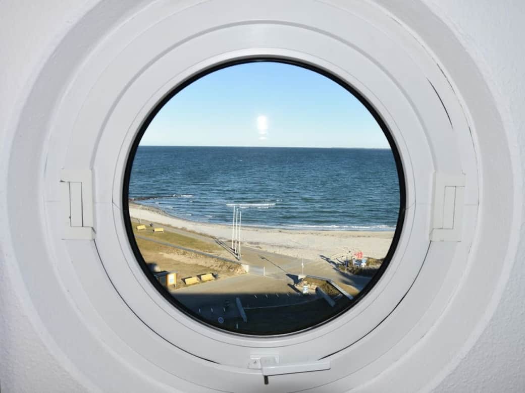 Θέα στη θάλασσα από το φινιστρίνι της κουζίνας