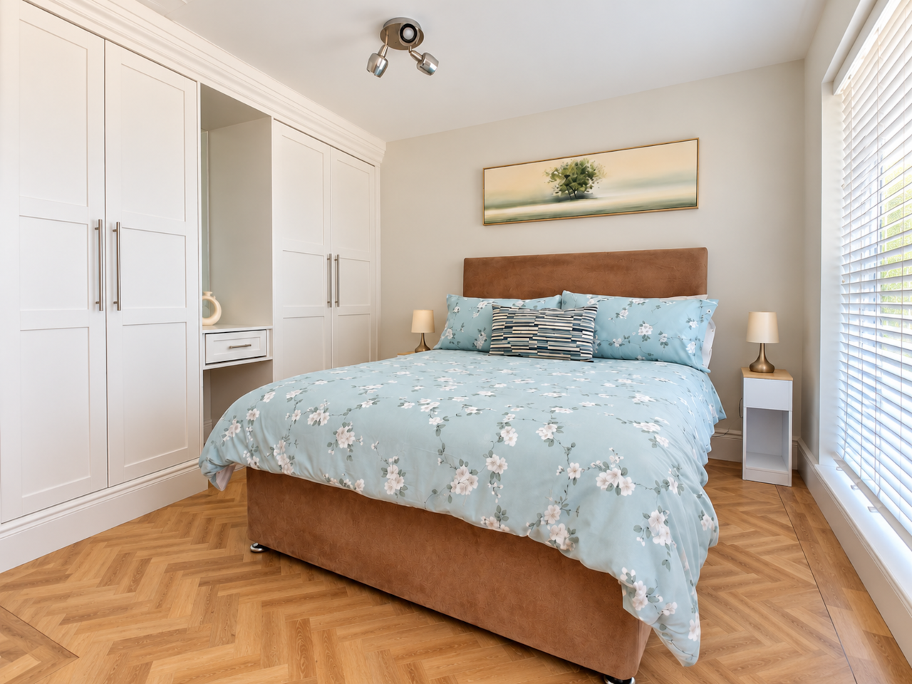 Elegant double bedroom with comfortable furnishings and a relaxing atmosphere.