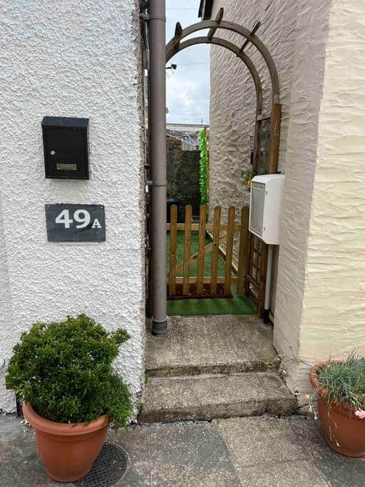 Fully enclosed court yard area for doggie toilet breaks. Fully enclosed court yard area for doggie toilet breaks.