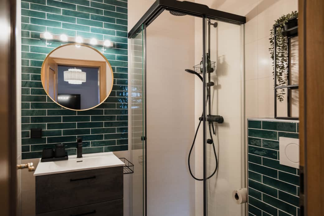 Neu renoviertes, modernes Badezimmer