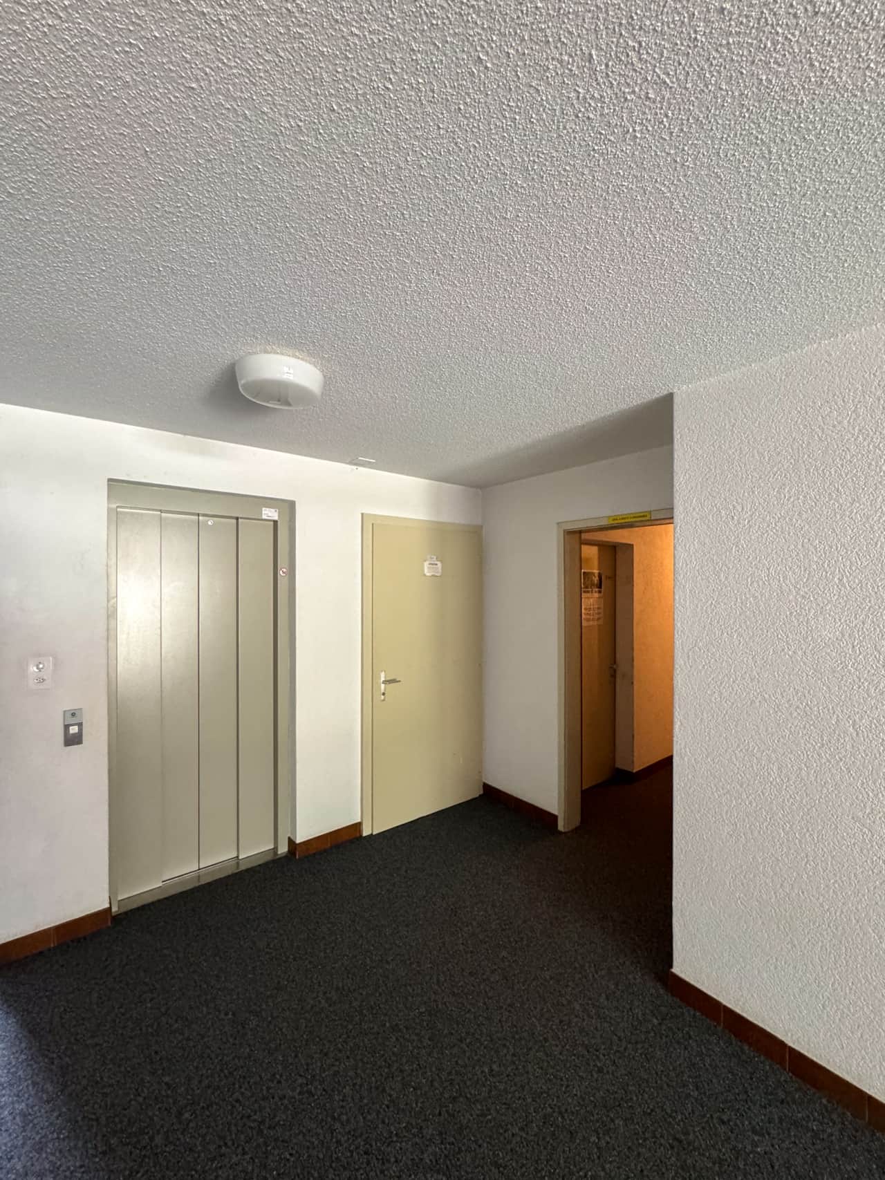 Aufzug zum Erdgeschoss