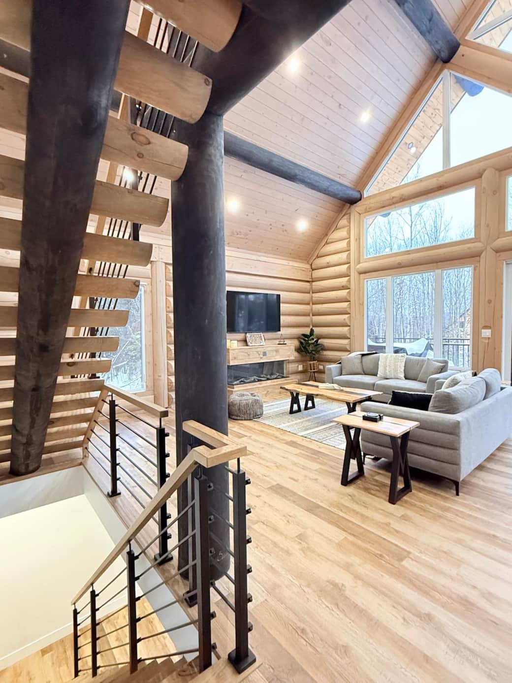 Espace salon agrémenté d'un foyer électrique