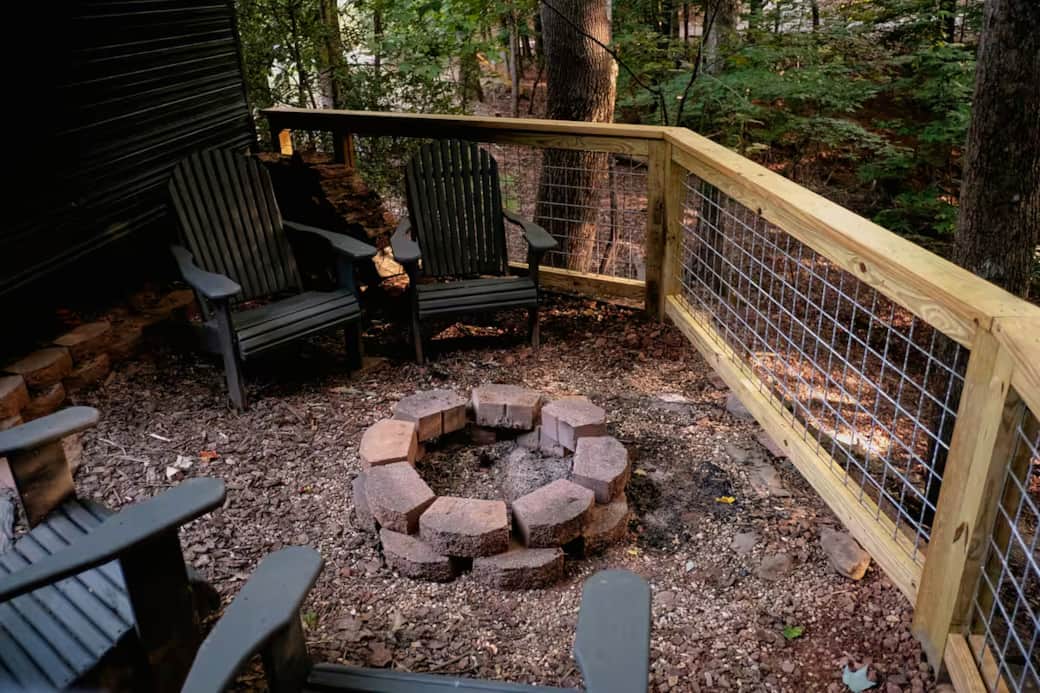 Outdoor fire pit, two steps below forest deck (starter bundle of firewood & kindling provided).