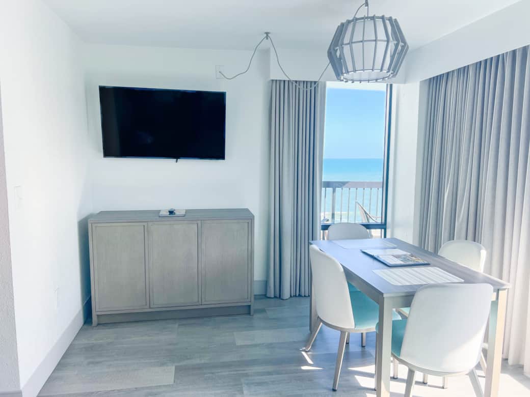 Dining area/living room 
