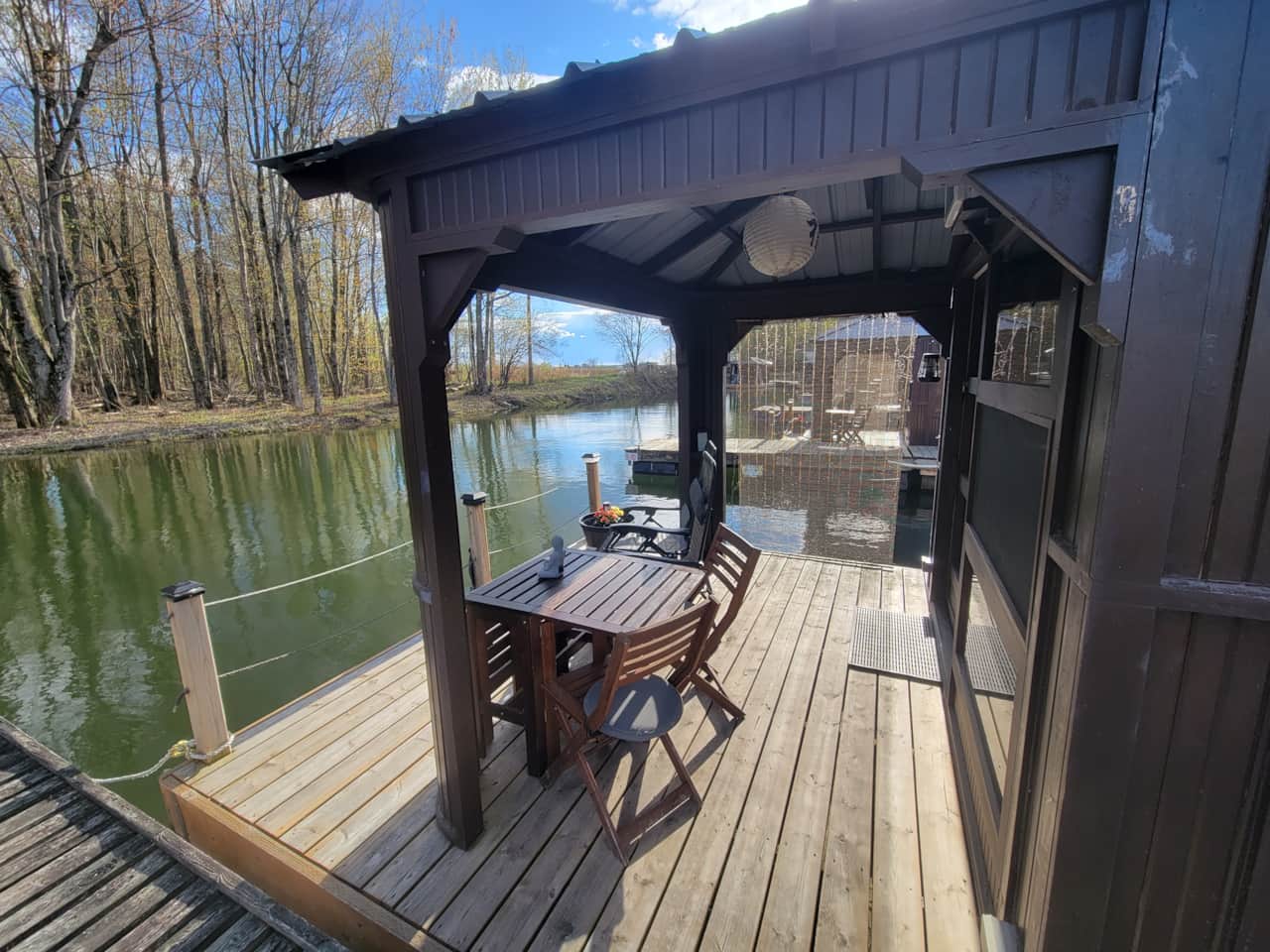 Vue vers le fond du canal à partir de la terrasse d'Aloberge 2