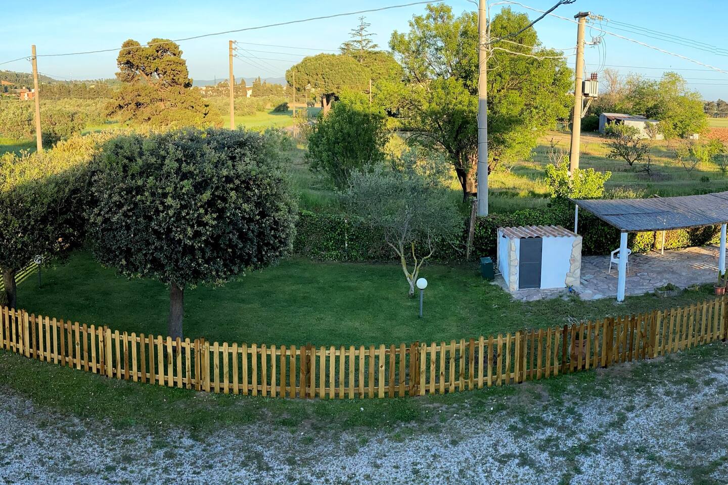Panoramica del giardino recintato