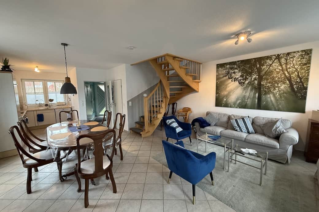 Erdgeschoss mit offener Küche, Essbereich und Raum für gemütliches Beisammensein Erdgeschoss mit offener Küche, Essbereich und Raum für gemütliches Beisammensein