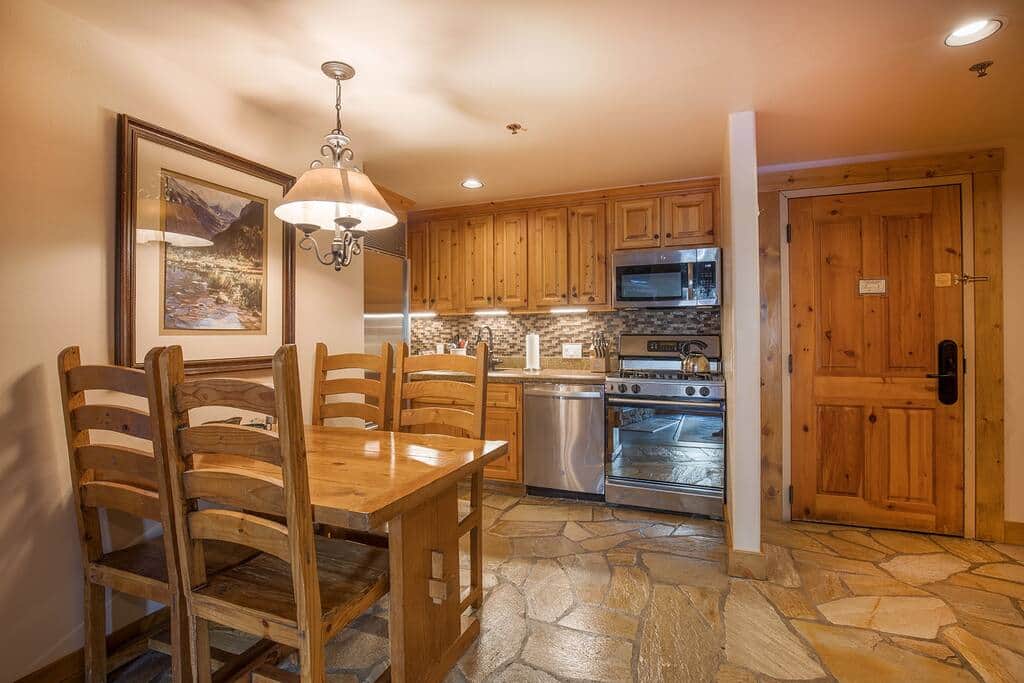 Dining for 4 w/ full kitchen