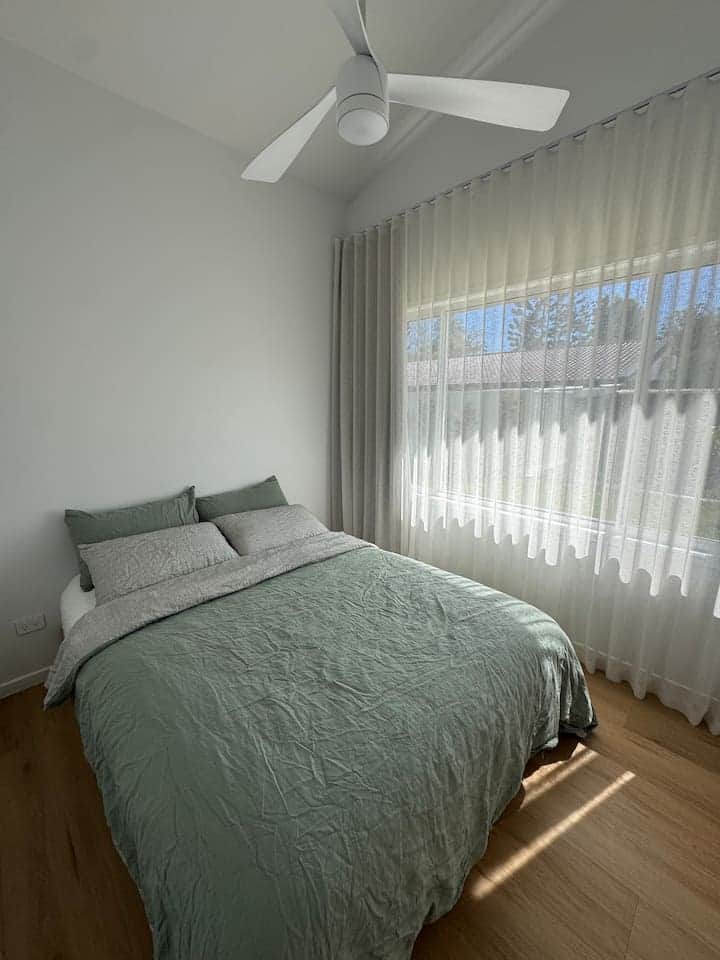 Bed 3 w/queen bed, under bed storage drawers x 4, ceiling fan & privacy lock