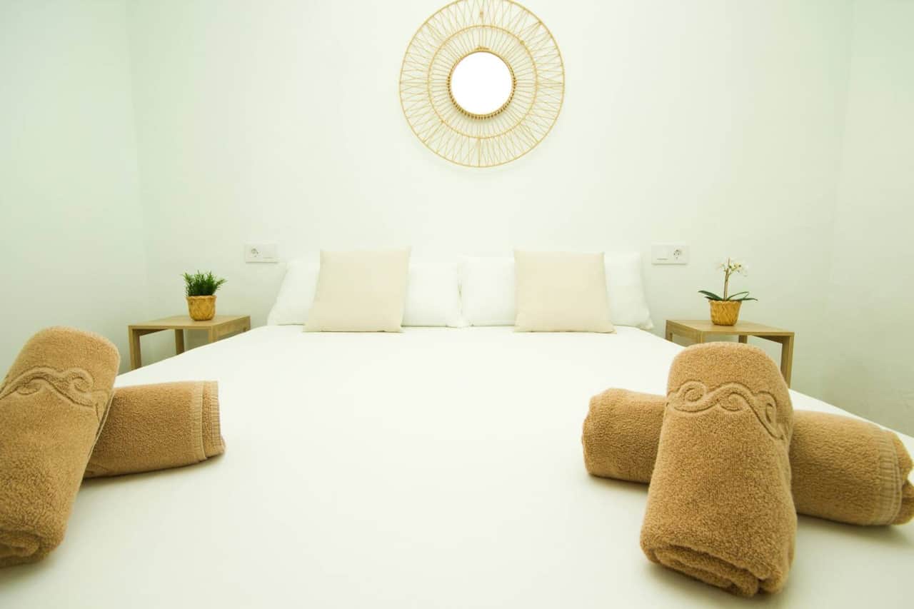 Dormitorio principal con cama doble en Atlantic Breeze by AZ Rentals
