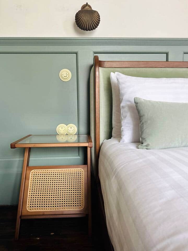 Master bedroom with copper bath and king size bed - 1st floor