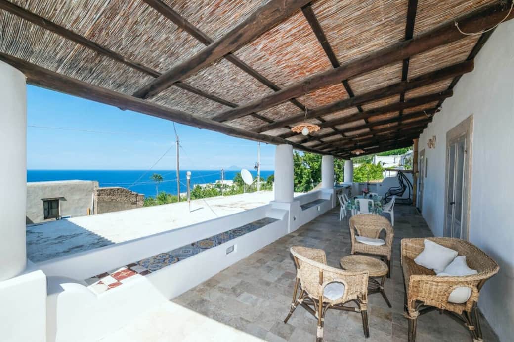 Veranda tipica eoliana con vista mare, ideale per colazioni all’aperto e tramonti su Salina.