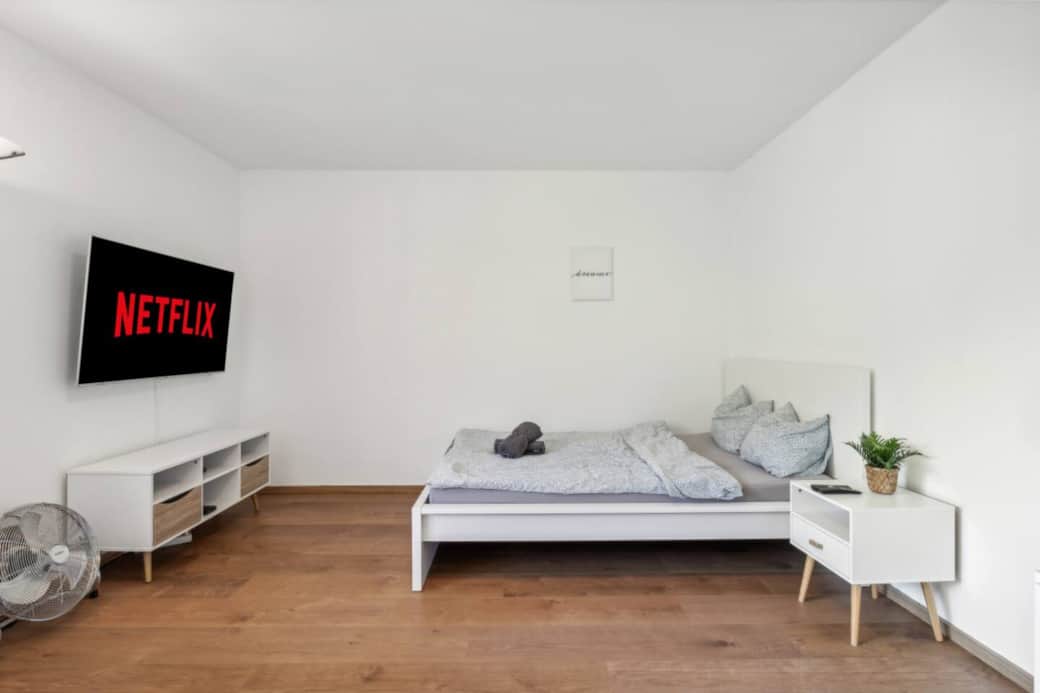 Cozy double bed with smart TV & Netflix – perfect for relaxed movie nights. Cozy double bed with smart TV & Netflix – perfect for relaxed movie nights.