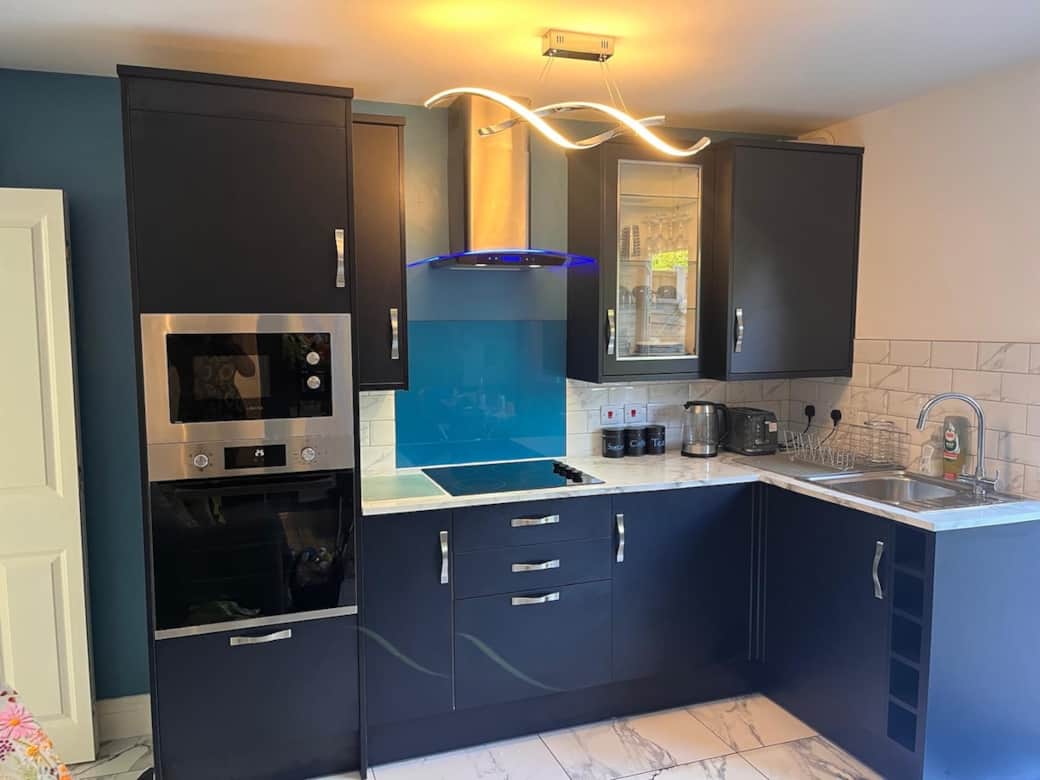 Complimentary coffee and tea available .
Integrated washing machine, microwave and oven.