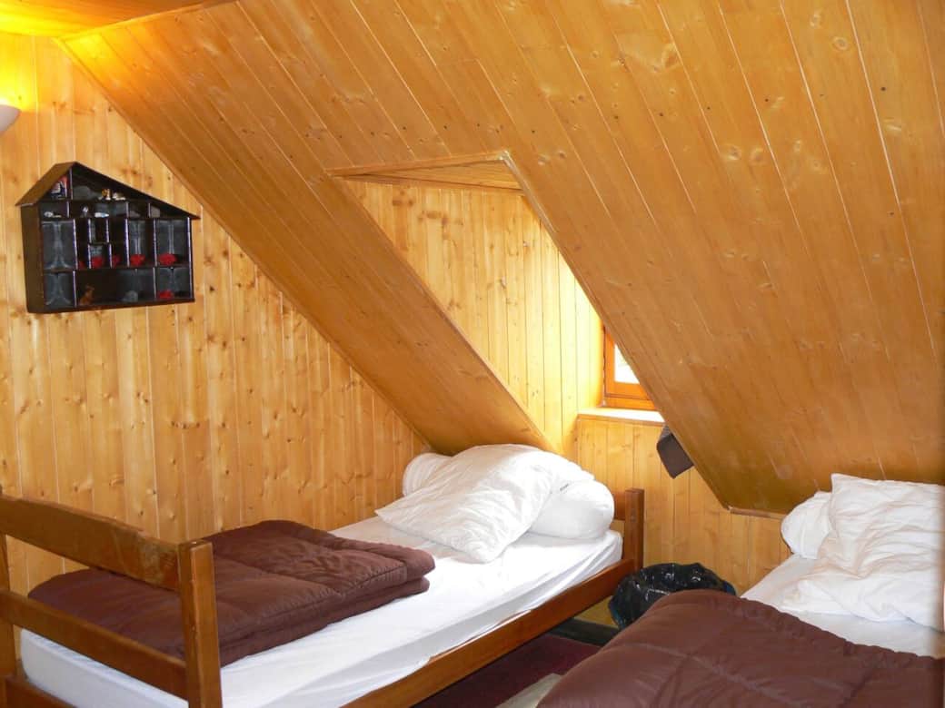 Chambre Julia à l'étage avec 2 lits en 90 et un petit bureau avec une chaise Chambre Julia à l'étage avec 2 lits en 90 et un petit bureau avec une chaise