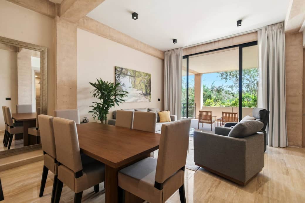 Dining area for up to 6 guests, perfect for enjoying meals together while taking in the beautiful greenery views for a relaxed and inviting dining experience.
