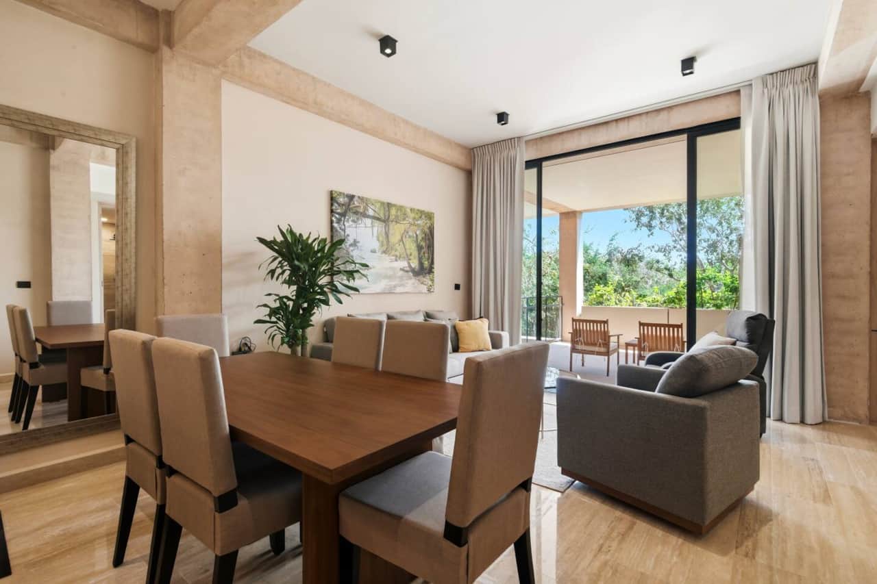 Dining area for up to 6 guests, perfect for enjoying meals together while taking in the beautiful greenery views for a relaxed and inviting dining experience.