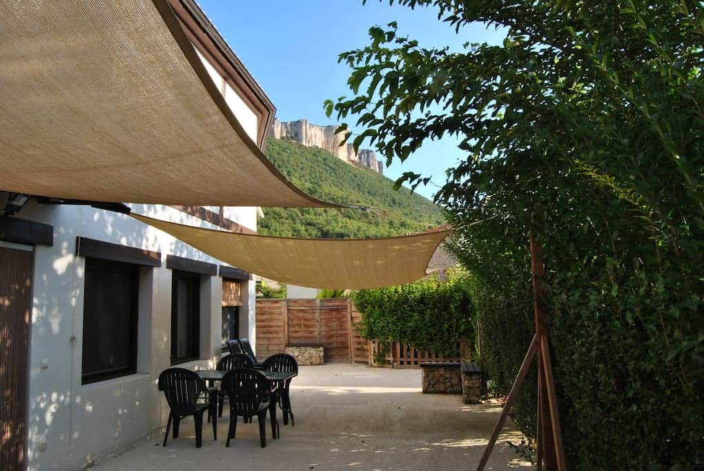 Patio privado con mobiliario de exterior y zona de estar.