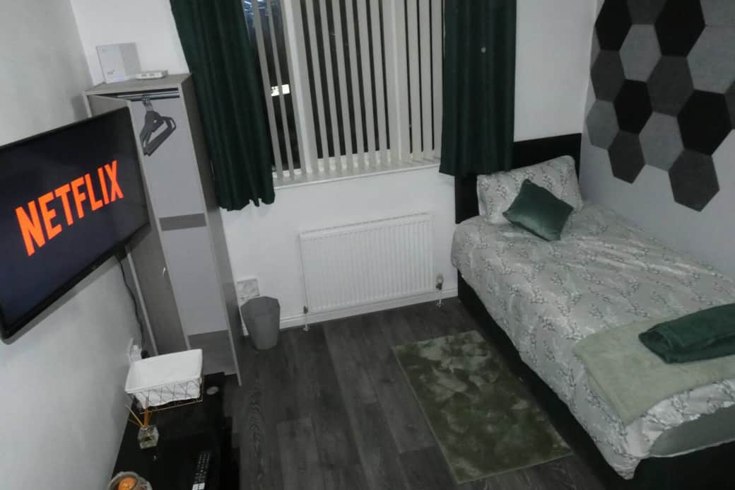 Bedroom with 2 single beds, Smart TV with wireless mobile screen sharing, single wardrobe and towels