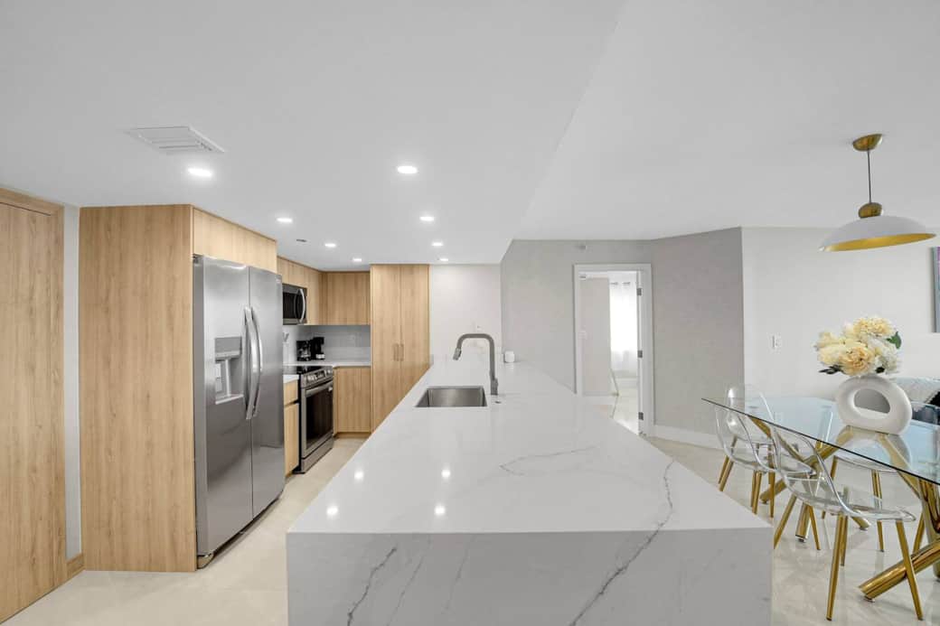 Fully equipped kitchen with washer/dryer